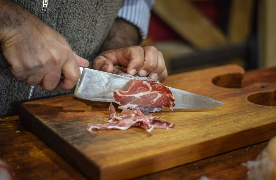 Salame Queso Y Cerveza Tres Fiestas Para Comer Una Rica Picada En La