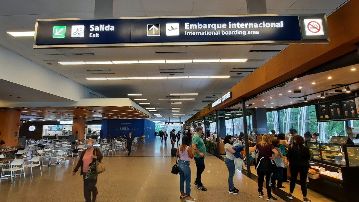 Por el paro Aerolíneas Argentinas canceló casi 300 vuelos y reprogramó