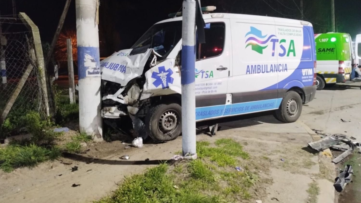 Una Ambulancia Que Trasladaba A Un Nene Desde Azul A La Plata