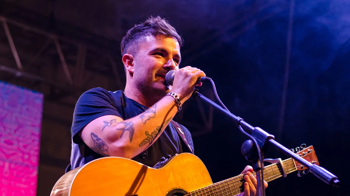 David Bolzoni festeja en La Plata sus 20 años de carrera cantando