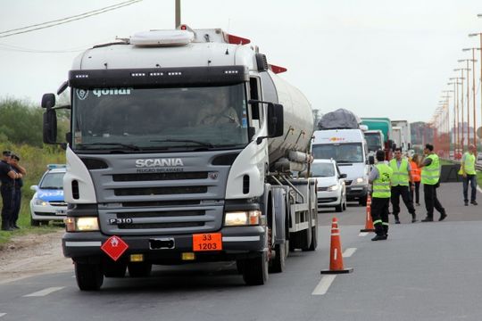 se restringira la circulacion de camiones en rutas de la provincia: cual es el motivo