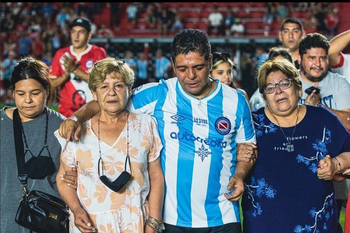 Lalo y las hermanas Maradona en el homenaje que Argentinos le realizó a Diego.