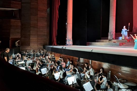 el director musical carlos vieu, antes del estreno de la opera aida en el teatro argentino: es un evento realmente historico