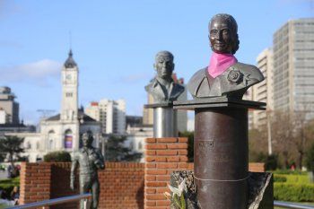 La Municipalidad de La Plata colocó pañuelos color rosa para visibilid