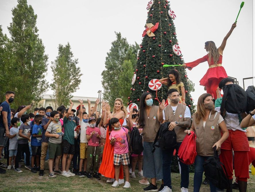 La Primera Dama Fabiola Yáñez entremezclada con más de 1000 niños y niñas de comedores infantiles en un evento organizado por la Fundación Banco Nación en Tecnópolis con motivo de la Navidad 