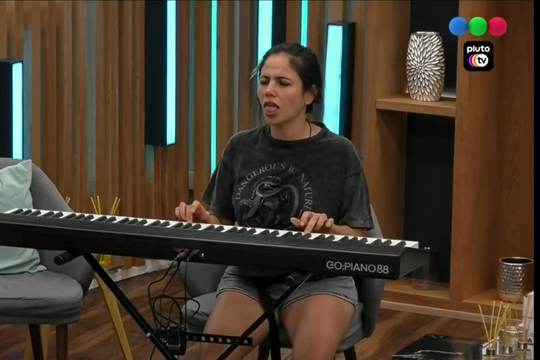 Romina se burló de la cara de Camila tocando el piano