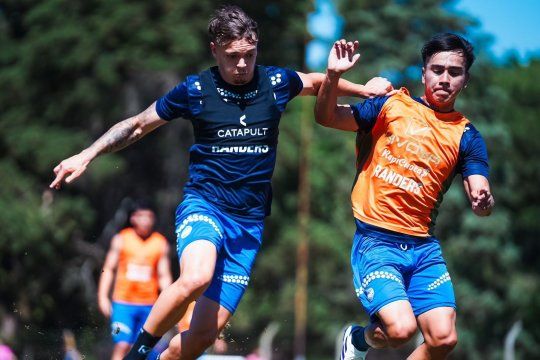 Nehemías González  disputando la pelota con el uruguayo Valentín Rodríguez en el entrenamiento de Gimnasia. 