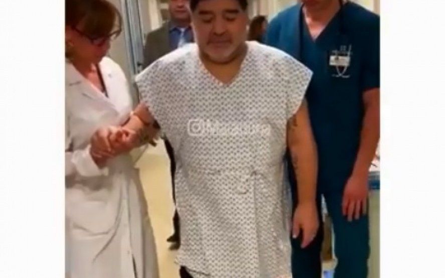Maradona operado con éxito: “Volví a caminar como cuando tenía 15 años”