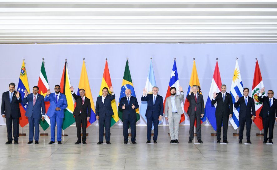 11 mandatarios de Sudamérica se reunieron en Brasil para relanzar la Unasur y firmaron el Consenso de Brasilia.