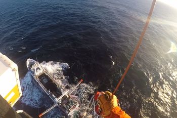 mira el video: increibles rescates de prefectura en alta mar