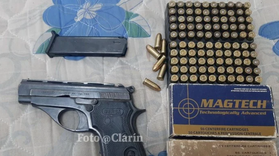 El arma y las 100 balas encontradas en la casa de Fernando Sabag Montiel. Foto: Diario Clarín.