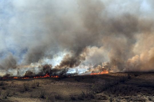 El humo proveniente de los incendios del Delta