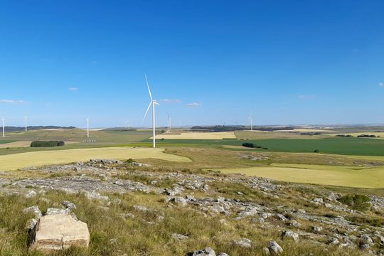 Los gigantes aerogeneradores del Parque Eólico Los Teros se ven desde la ruta 80, entre los municipios de Azul y Tandil.
