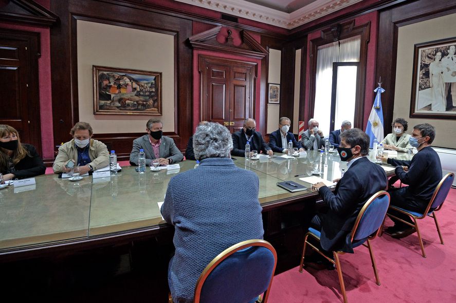 El ministro de producción, Augusto Costa, y el de Desarrollo Agrario, Javier Rodríguez, acompañaron al gobernador Axel Kicillof en el encuentro con el campo.