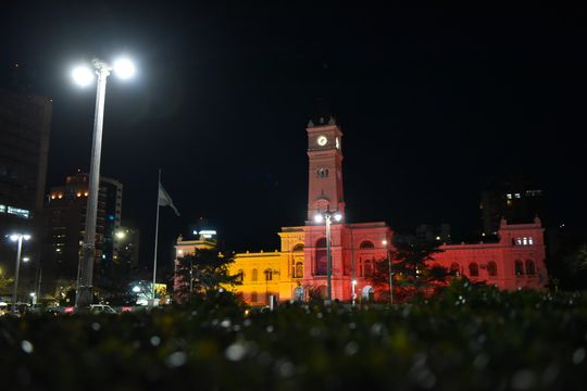 la plata: ¿por que el palacio municipal se ilumino de naranja?