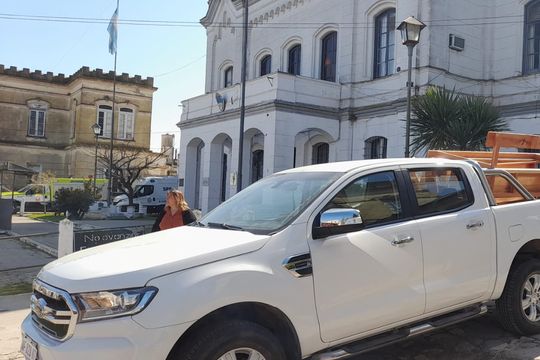 dolores: presos de la carcel fabrican bancos de madera para una parroquia y una capilla local