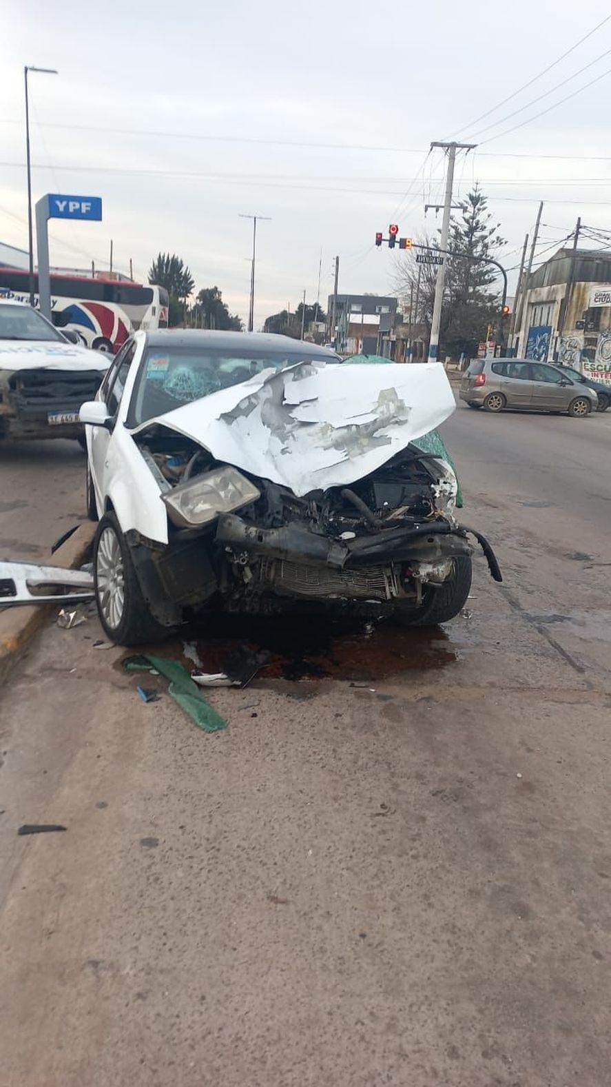 Chocaron dos autos en La Plata: un muerto y un herido