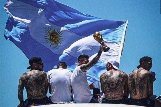 Rodrigo De Paul, junto a Lionel Messi y compañeros de la Selección Argentina en la caravana de los campeones del Mundo