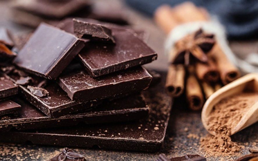 La ANMAT prohibió la venta de un chocolate con almendras y de un producto odontológico
