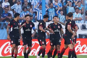 Estudiantes festejó ante Racing en un partido para los libros de historia.