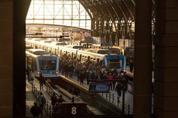 Los gremios y las empresas de trenes y colectivos retoman las negociaciones