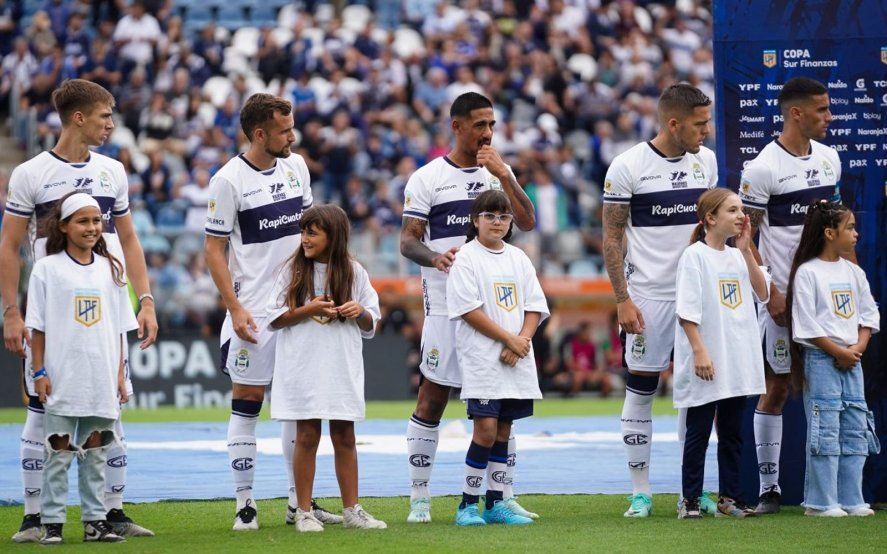 Gimnasia solo jugó una vez ante Deportivo Riestra de manera oficial.