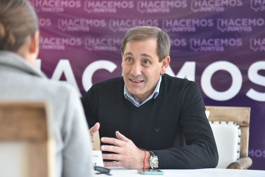 El intendente de La Plata, Julio Garro, se prueba el traje de candidato a gobernador
