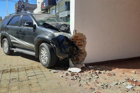 La camioneta que impactó contra el paredón de un edificio en Tandil (Foto: El Eco)