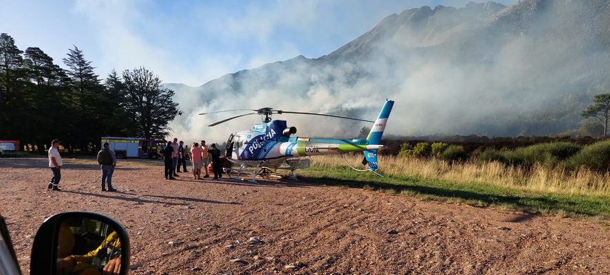 Con el trabajo helicópteros hidratantes y dotaciones de Bomberos Voluntarios de la zona, el fuego en Sierra de la Ventana se encuentra controlado. 