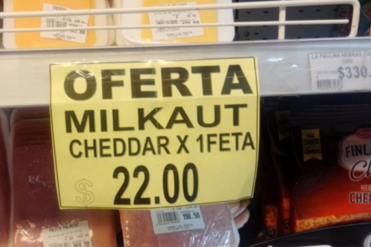 La oferta de queso cheddar en un supermercado de Pilar. La guerra psicológica contra la inflación.