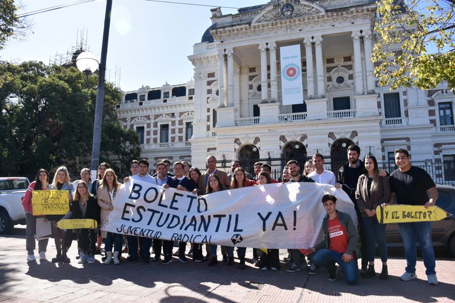 Militantes de la Juventud Radical y algunos legisladores de Juntos reclamaron el pago pendiente del Boleto Estudiantil y la ampliación del Boleto especial. 