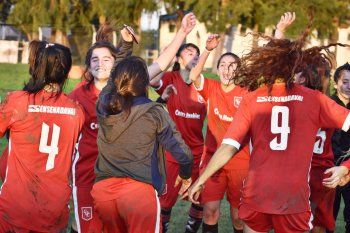 ¿Ahora si? La tercera será la vencida para Cambaceres en el fútbol femenino de AFA (Crédito: Revista Tribun Roja).