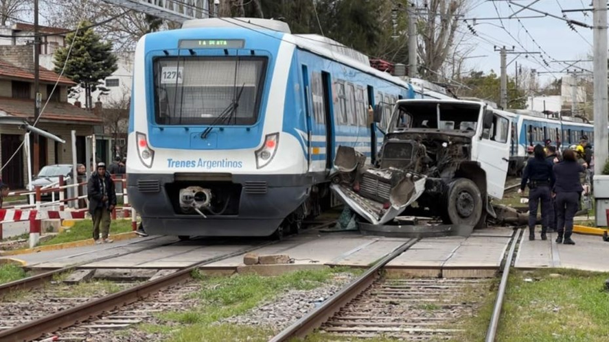 Quilmes: así fue el impactante choque entre un camión y un tren