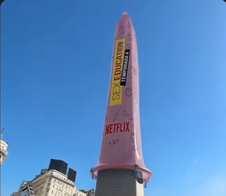 Preservativo en el Obelisco para promocionar serie de Netflix
