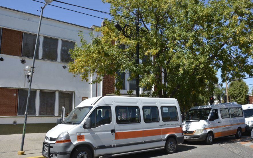 Cuarentena en La Plata: taxis, remises y transportes escolares podrán trabajar como delivery y fletes