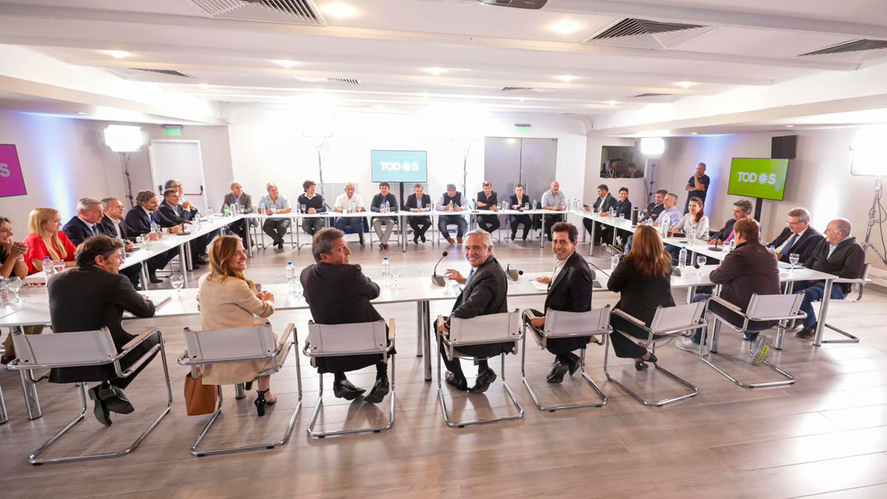 La foto de la mesa política convocada por el presidente Alberto Fernández en febrero