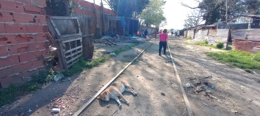 La historia de las familias que dejarán de vivir en las vías del tren para  tener casa propia | Infocielo