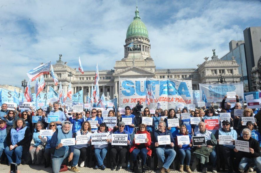 Gremios docentes marcharon al Congreso para rechazar el proyecto que declara a la educación como servicio esencial.