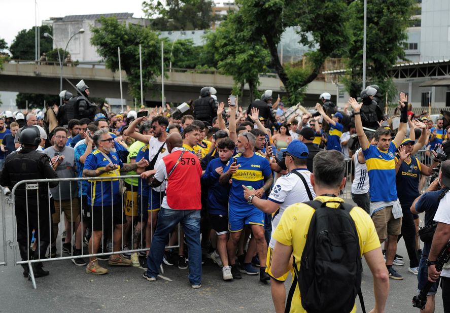 Miles de hinchas de Boca que viajaron a Rio de Janeiro no pudieron ingresar al estadio Maracaná. La Provincia pidió informes a una empresa de turismo.