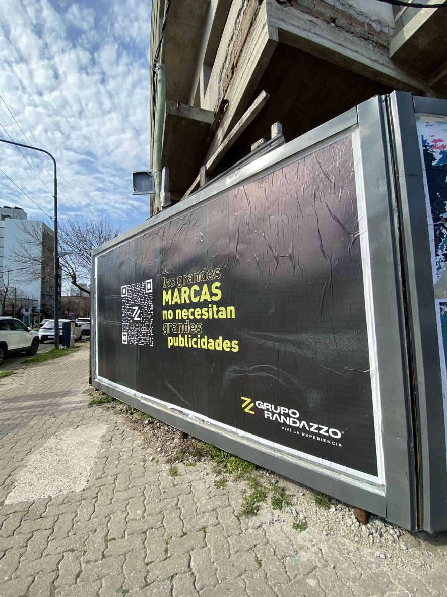 Las calles de la ciudad de La Plata están repletas de códigos QR. Grupo Randazzo brinda una experiencia única que trasciende la pantalla.