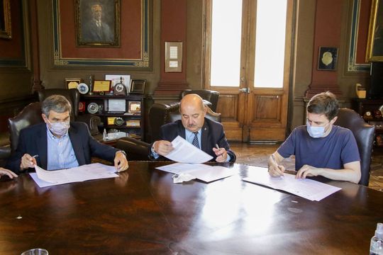 Roberto Salvarezza, Fernando Tauber y Augusto Costa durante la firma del convenio para formar operarios de la fábrica de baterías de litio de Y-TEC.