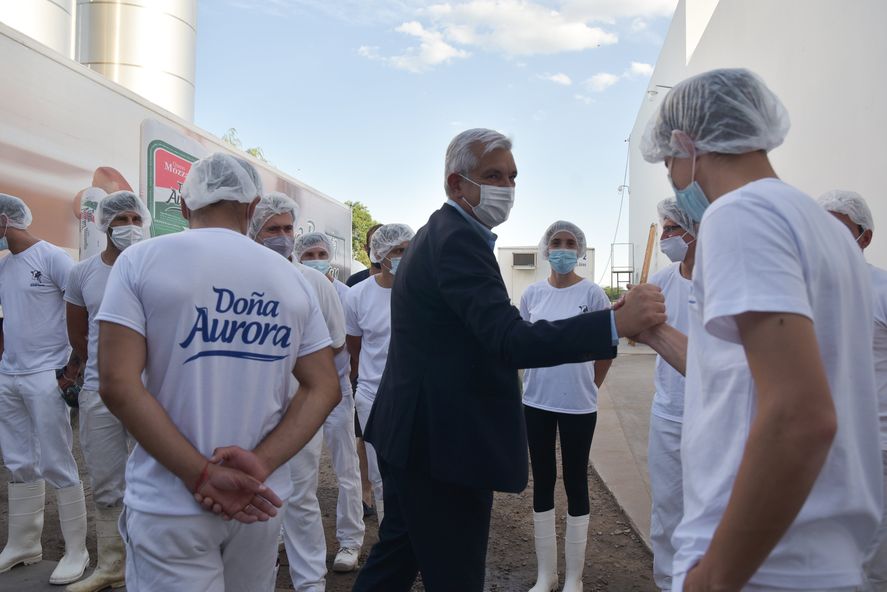 El ministro Julián Domínguez formalizó la entrega de un subsidio de $30 millones a la empresa Lácteos Aurora de 9 de Julio