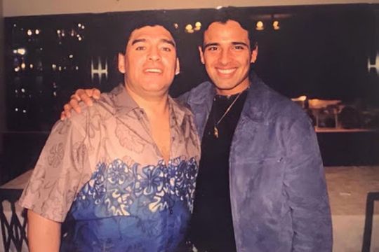 Alejandro Romero, el autor de La Mano de Dios, junto a Diego Maradona. 