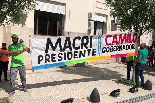 “Macri Presidente, Camilo gobernador”, los pasacalles que aparecieron durante el acto a indagatoria de Mauricio Macri en Dolores ( Foto @ibanezsoy)