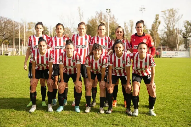 El fútbol femenino de Estudiantes en acción en 2023.