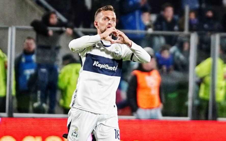 Nicolás Colazo festeja su gol en Gimnasia en el debut en Liga Profesional.