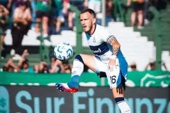 Augusto Max en acción con la camiseta de Gimnasia. (Foto: Prensa Gimnasia) 