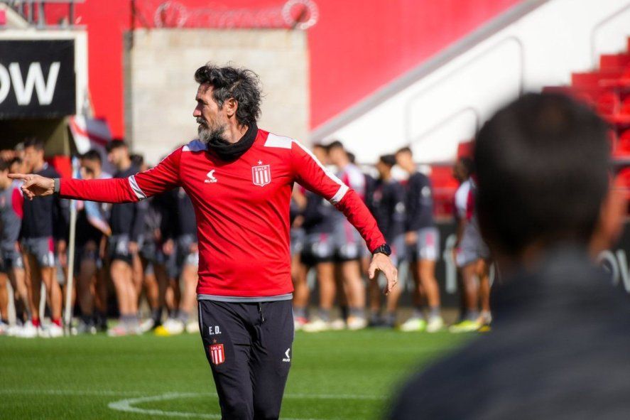 Eduardo Domínguez y un nuevo entrenamiento en Estudiantes a la espera del choque con Vélez