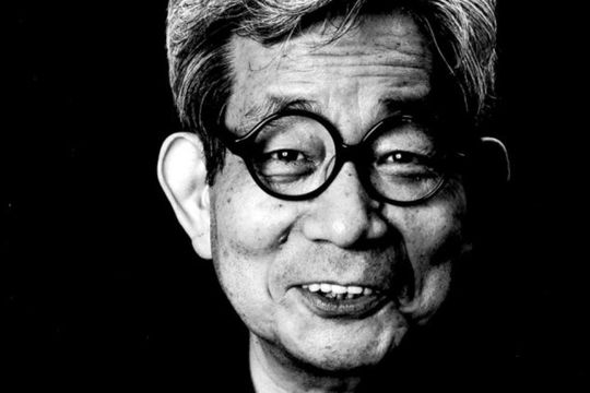 Murió el escritor japonés Kenzaburo Oé.