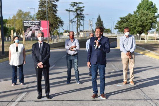 Julio Garro, Mario Meoni y otras autoridades inauguraron el paso bajo nivel de La Plata. 